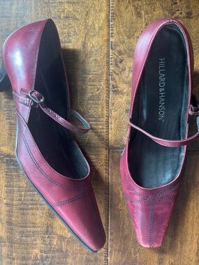 Vintage Y2K late 90’s Hillard & Hanson burgundy leather Mary Jane kitten heels